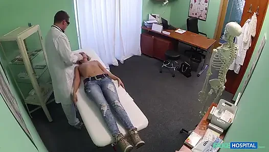Фйковая больница - красивые сквиртующие блондинки, мигрень лечили моим членом