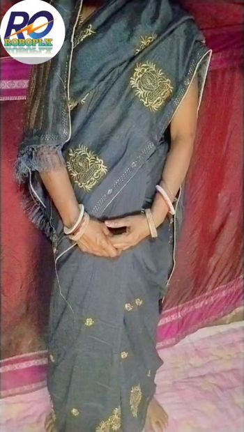 インドDesi bhabhiサリーは指フルヌードの女の子を削除します