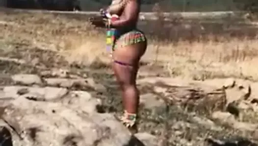 African girl talks majestically with her huge butt out