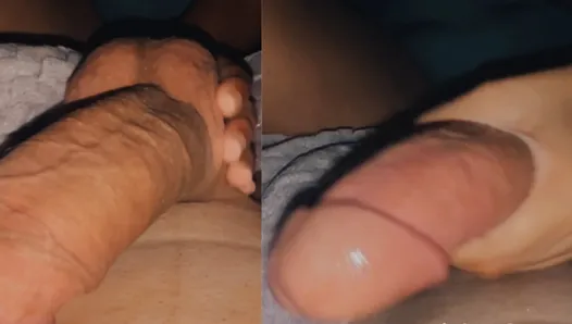 Minha putinha me masturba e cospe no meu pau