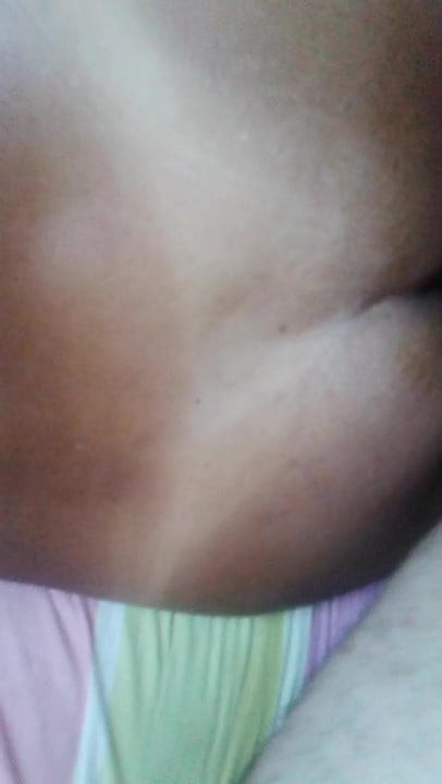 Menina impetuosa gemendo com pau todo preso na bunda