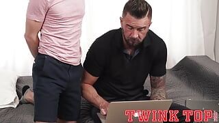 Twinktop , Dolf Dietrich, entraîneur de muscle sexy déchiré, se fait baiser par un jumelle