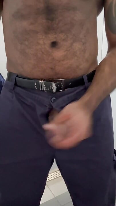 Zaštitar je ejakulirao na radnoj uniformi u javnom WC-u.