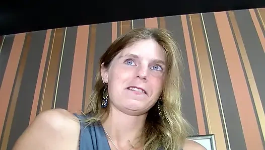 Сильная и уродливая немецкая шлюха мастурбирует в соло-экшене