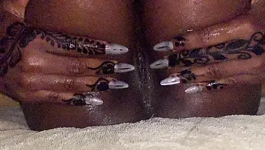 Zenci kahverengi tanrıça yağlanmış kalçalarına ve sulu amına yavaşça masaj yapıyor yakın çekim sikiş