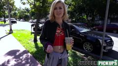 Публичный пикап юной блондинки-крошки соглашается получить деньги за секс