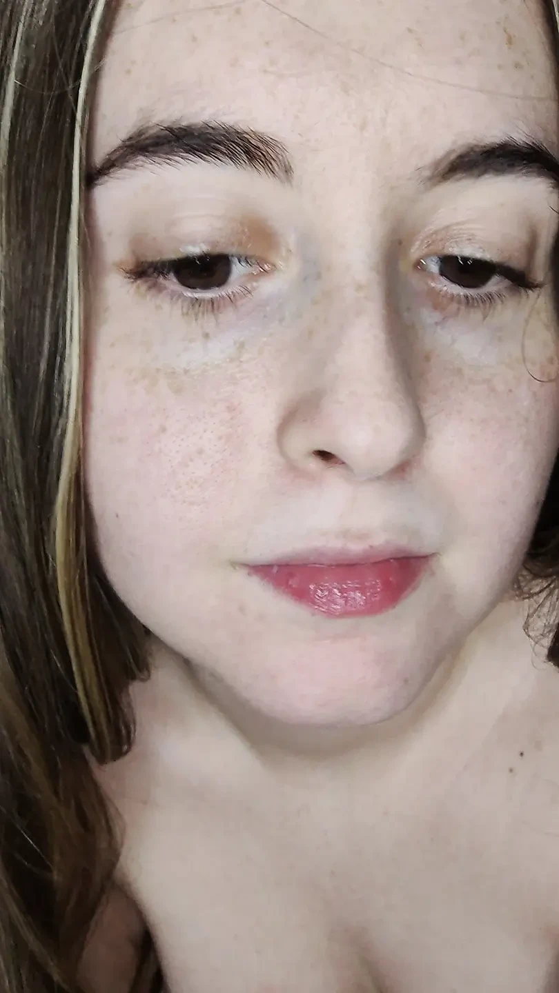 Mando un video al mio ragazzo che mostra ogni dettaglio del mio corpo