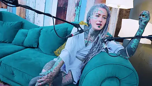 J - Jelousy hakkında konuşuyorum - asmr podcast sfw konuşuyor gotik sıska kız dreadlocks dövmeli model dövmeli kız