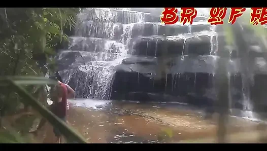 Flammender Feuer-Assistent und D4 Bombom im Wasserfall Sehen sie voll auf rot