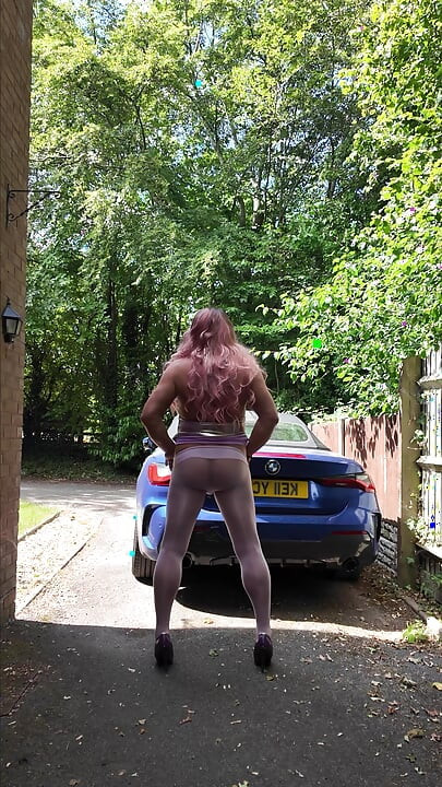 Crossdresser sexy Kellycd2022 în ciorapii mei de liliac fără cusături și tocuri