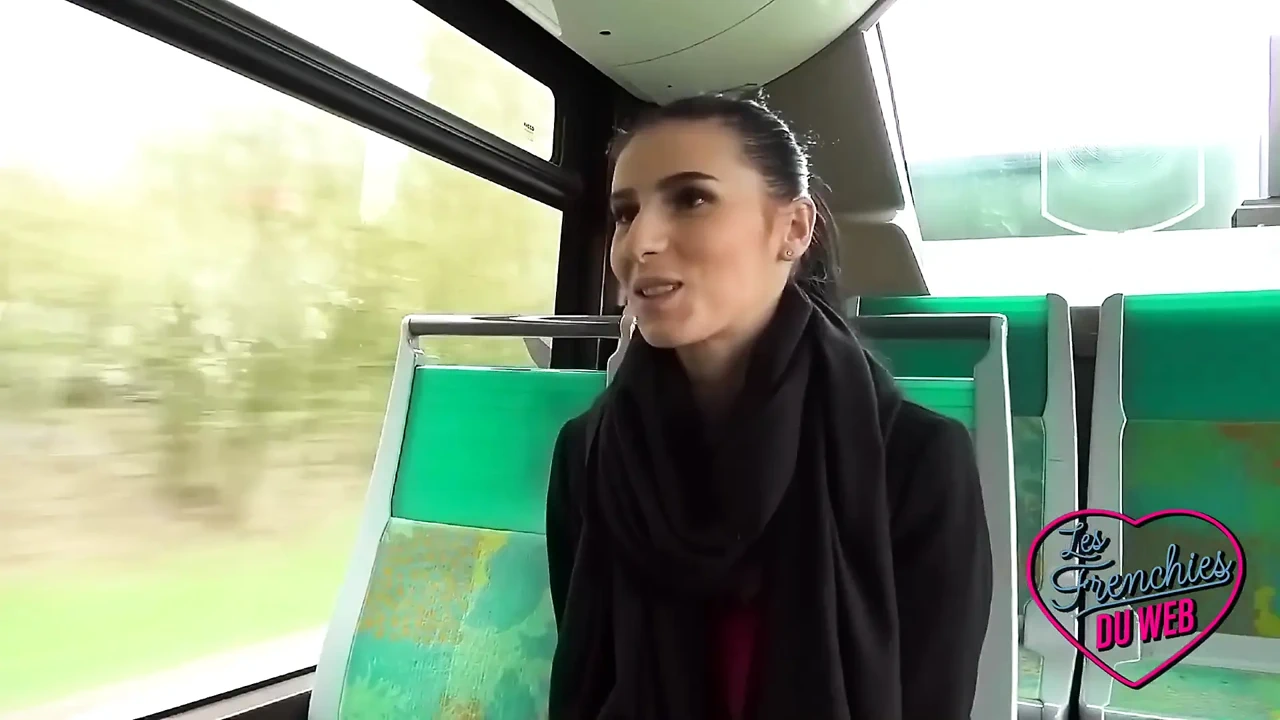 Nelly, 一个淫荡的黑发女郎, 在公交车上炫耀并被性交