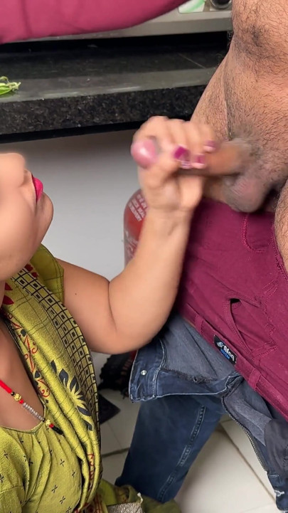 科马尔香蕉非常喜欢，这就是为什么姐夫从市场上带来了十几根香蕉，为了小嫂，但小嫂想要一根大香蕉。 | 短片 1