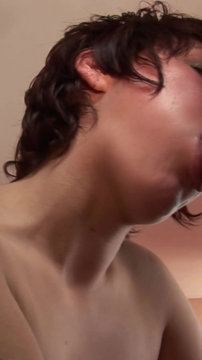 Klíčový okamžik od "Sexy teenagerka dostane poprvé péro do své těsné kundičky"