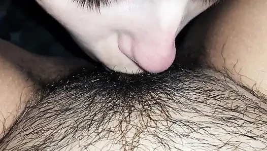 Meine freundin lutscht, beißt, lutscht, leckt meine haarige muschi