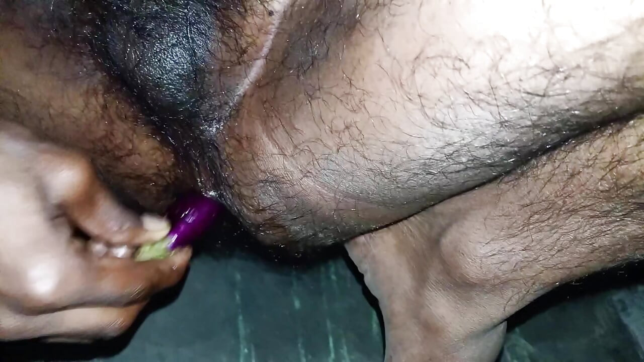 zu brinjal Steck es in den arsch und masturbiert