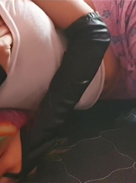 可愛的女孩邀請你來玩樂。