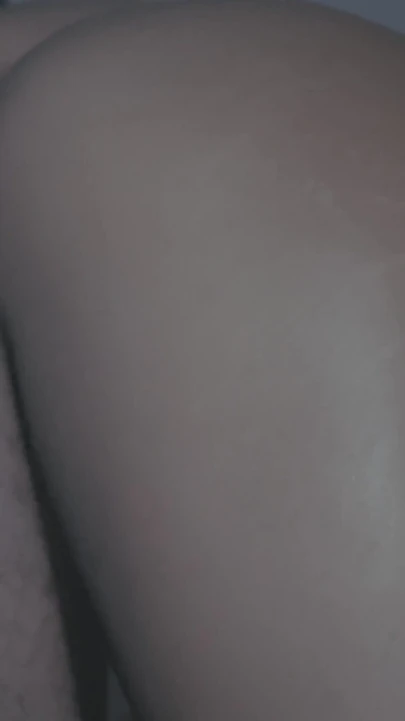 我喜欢感觉到他的鸡巴一次又一次地从后面插入我，直到我觉得它肿胀和射在我背上。