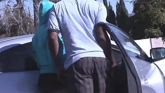 Çarpıcı genç kız ayakkabı bulmak için etrafı merak ediyor ama onun yerine büyük bir yarak buluyor