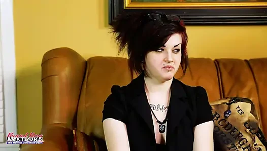 Миниатюрная татуированная студентка-брюнетка Marcie играет с игрушкой дилдо, интенсивный соло-оргазм!