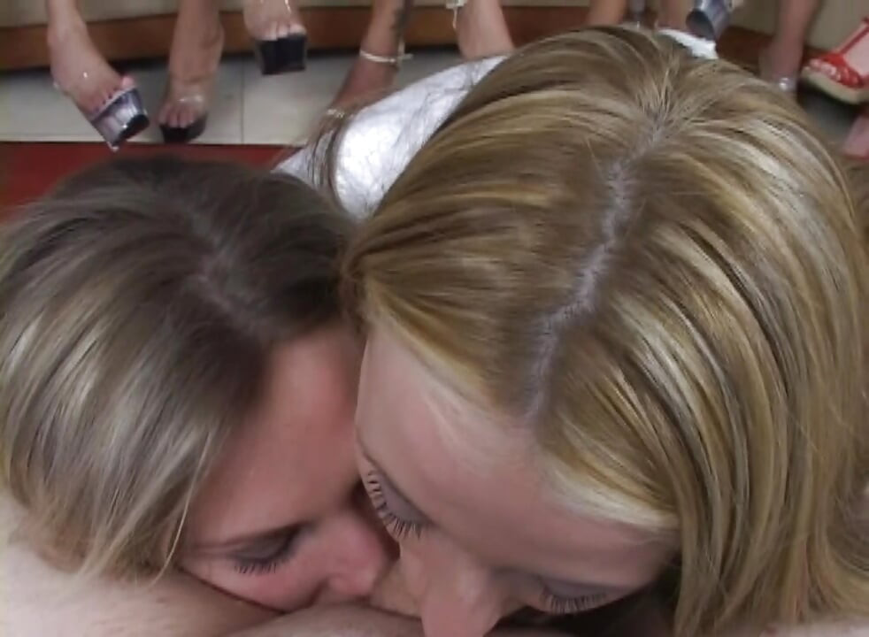 Üniversite yurdu oral seks partisi ateşli 20 yaşındaki sürtükler yarak emiyor