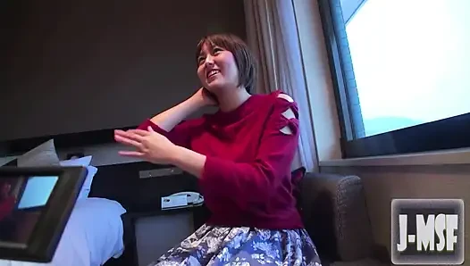 Pemotretan pov pertama model gravure, si cantik semok rambut pendek lagi asik muasin memeknya