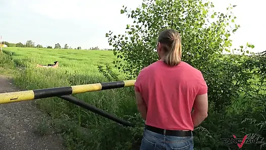 Sevimli hatun açık havada güneşi yakalıyor ve azgın adam tarafından sikişini ikna ediyor