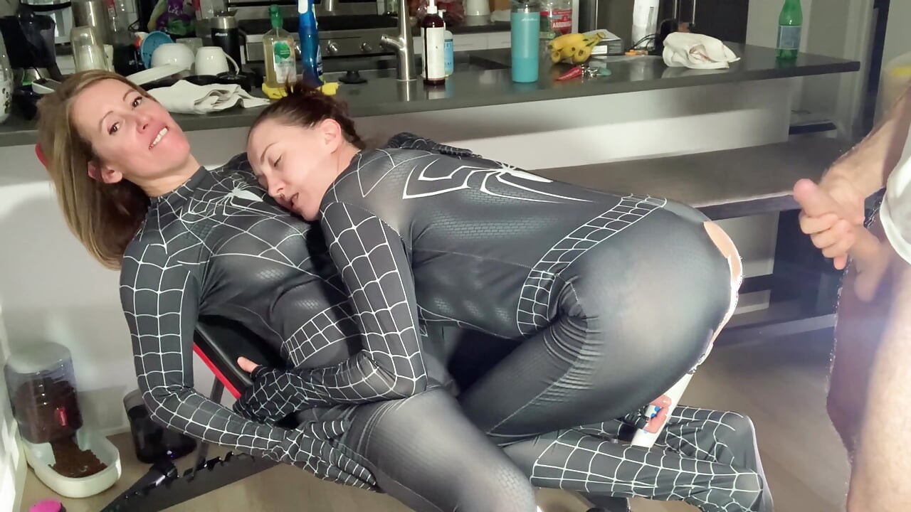 Enorme pau dá vários anal e buceta sexo a três creampies e fode hentai estilo 2 Spider Girls