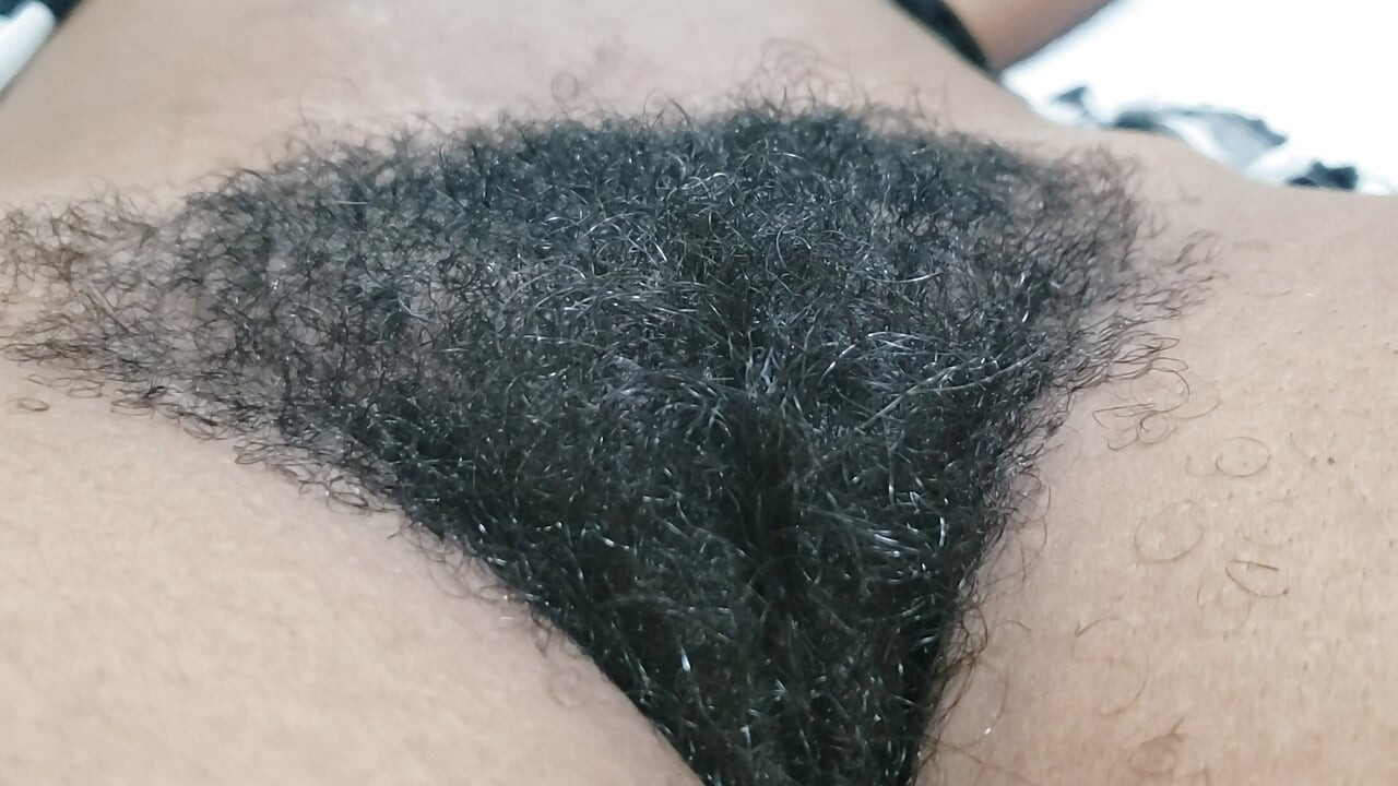 Momen tante semok dengan memek berbulu amatir ini dientot habis-habisan