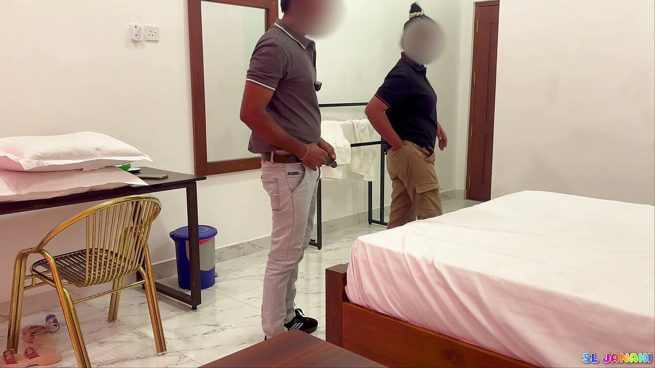 Rest House Supervisor Sex with Cleaning Staff Girl