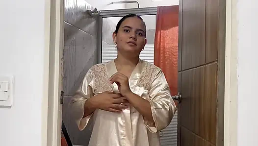 Моя сводная сестра застукала меня, наблюдая за ней в душе, и она делает меня ее так, чтобы не понюхать на моего отчима