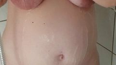 Schwangere MILF unter der Dusche mit harten Nippeln