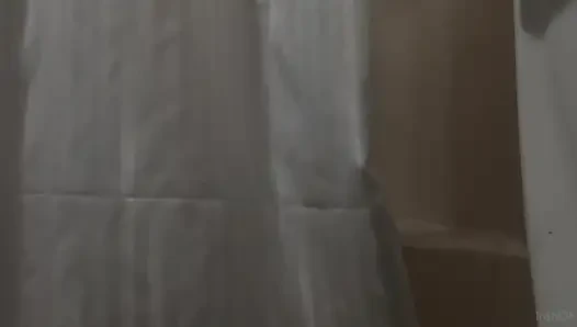 Calimlf在淋浴时和我一起玩
