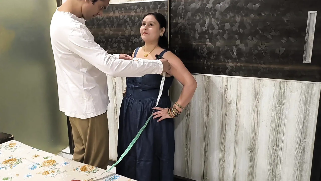 Puja Bhabhi与缝制礼服的裁缝做爱，免费