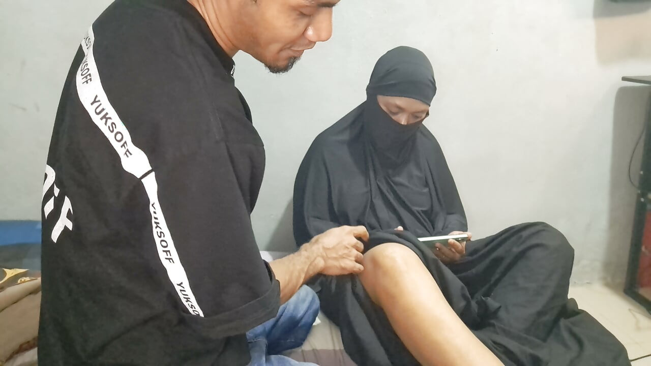 An Asian Muslim Aunt Fucking With A Man In A Hat