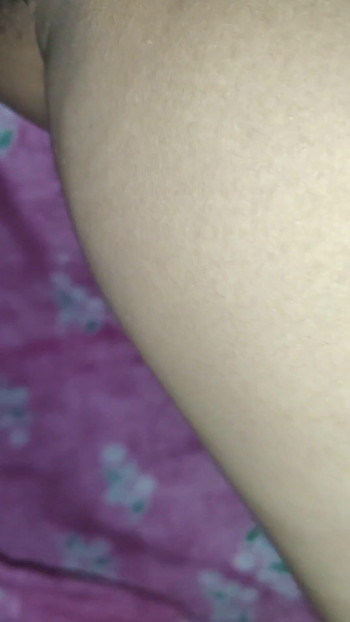Nezapomenutelný okamžik z "Vnější záležitosti sexy indické bengálské manželky chycené a skvěle kouří"