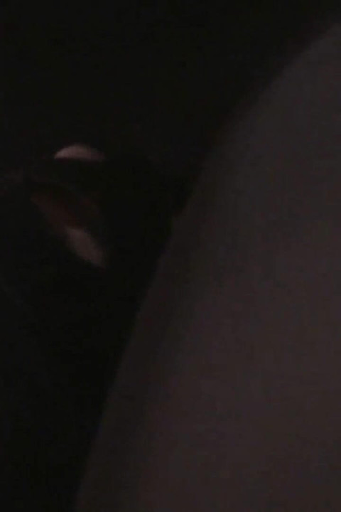 黒いパンストで奴隷の顔の上に座っている