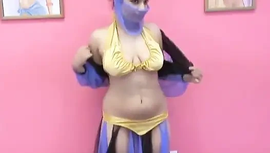 Cewek eksotis dengan tindikan puting dan toket aduhai lagi asik fingering memek sempitnya