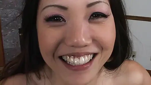 Sevimli Asyalının yüzüne boşalıyor