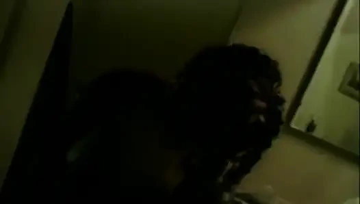 Cewek kulit hitam seksi dientot kontol besar pria kulit hitam di taman