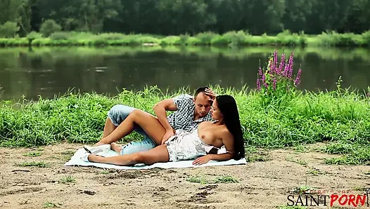 Лучшие подруги мужчина и женщина находят комфорт в телах друг друга у реки