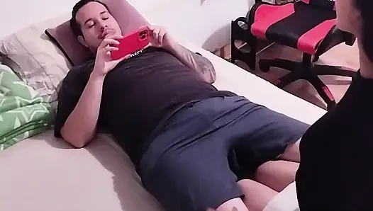 Komşunun karısı sokağın karşısında bana ne kadar lezzetli bir sakso çekiyor