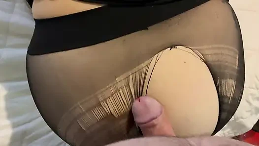 Schwanz an Den Füßen Und Dem Po in Strumpfhosen Reiben