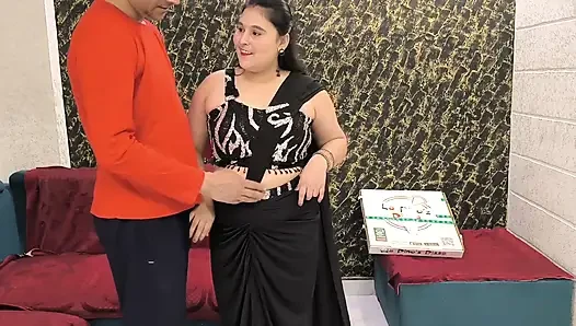 Pizza Delivery Guy Fuck Indian Lady for Free Pizza