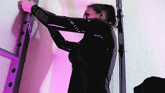 Fetiş dominatrix eva lateks topuklu ayakkabılar tek başına eş değiştirme kadın egemenliği bdsm sapık gözlüklü olgun sahibe