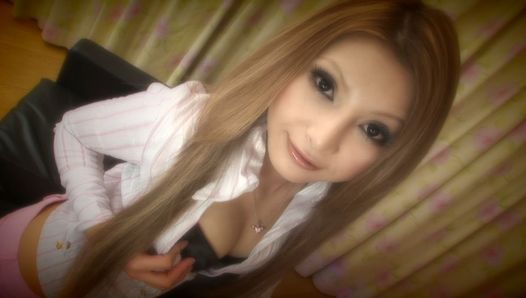 Schattige Japanse babe wordt gegangbanged met enorme ladingen sperma