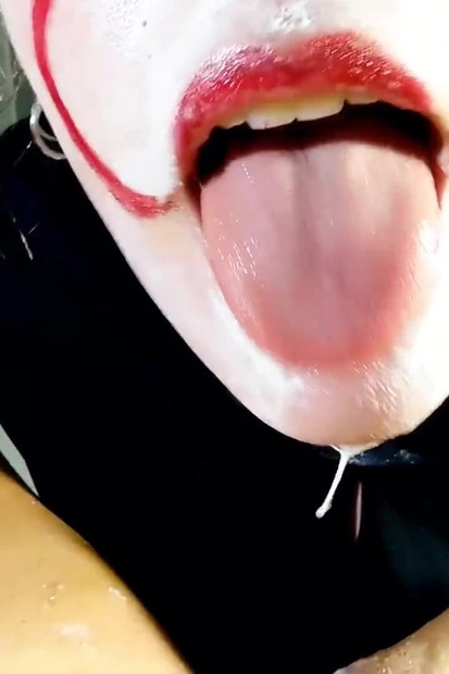 ฮาโลวีนคอลึกและกลืนน้ําเงี่ยน