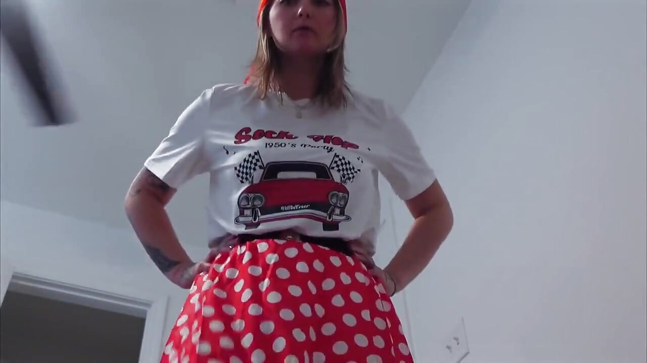 Peyton's Sultry '50s Giantess Fantasy 4K POV Små spänning väntar!