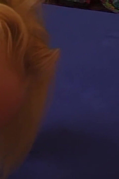 Awek miang mendedahkan buah dada gemuk