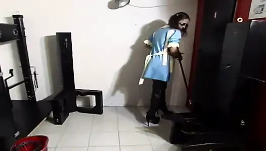 Esmer hizmetçi bağlanıyor