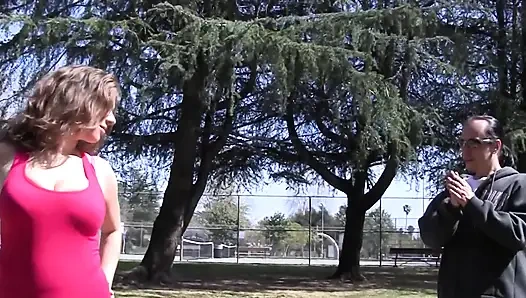 Si cewek semok rambut cokelat lagi asik melahap toket besar dan memek beceknya